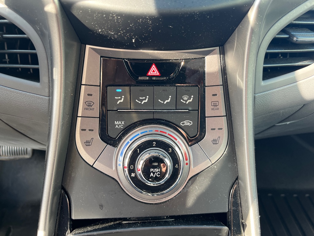 Photo 11 of this HYUNDAI ELANTRA