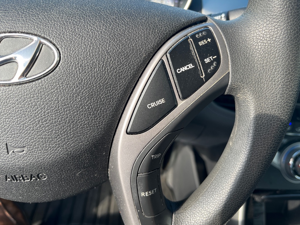 Photo 14 of this HYUNDAI ELANTRA