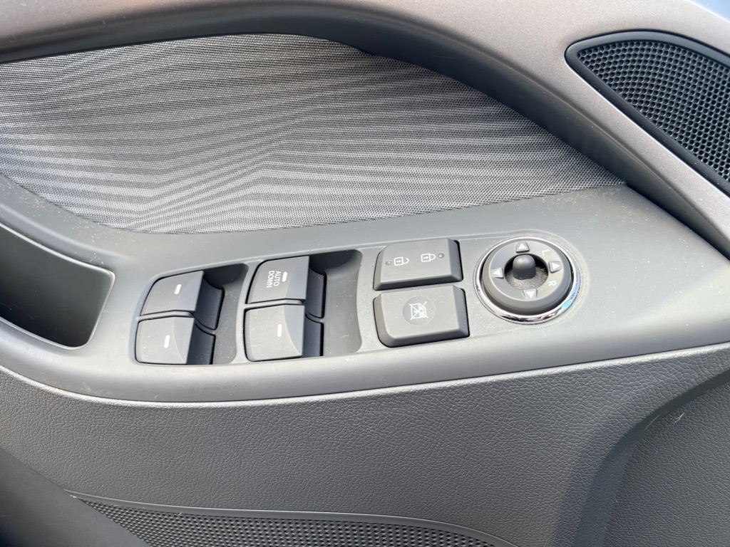 Photo 16 of this HYUNDAI ELANTRA