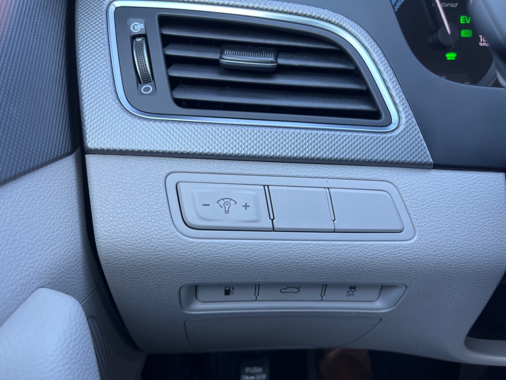 Photo 15 of this HYUNDAI SONATA