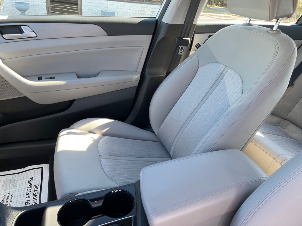 Photo 18 of this HYUNDAI SONATA