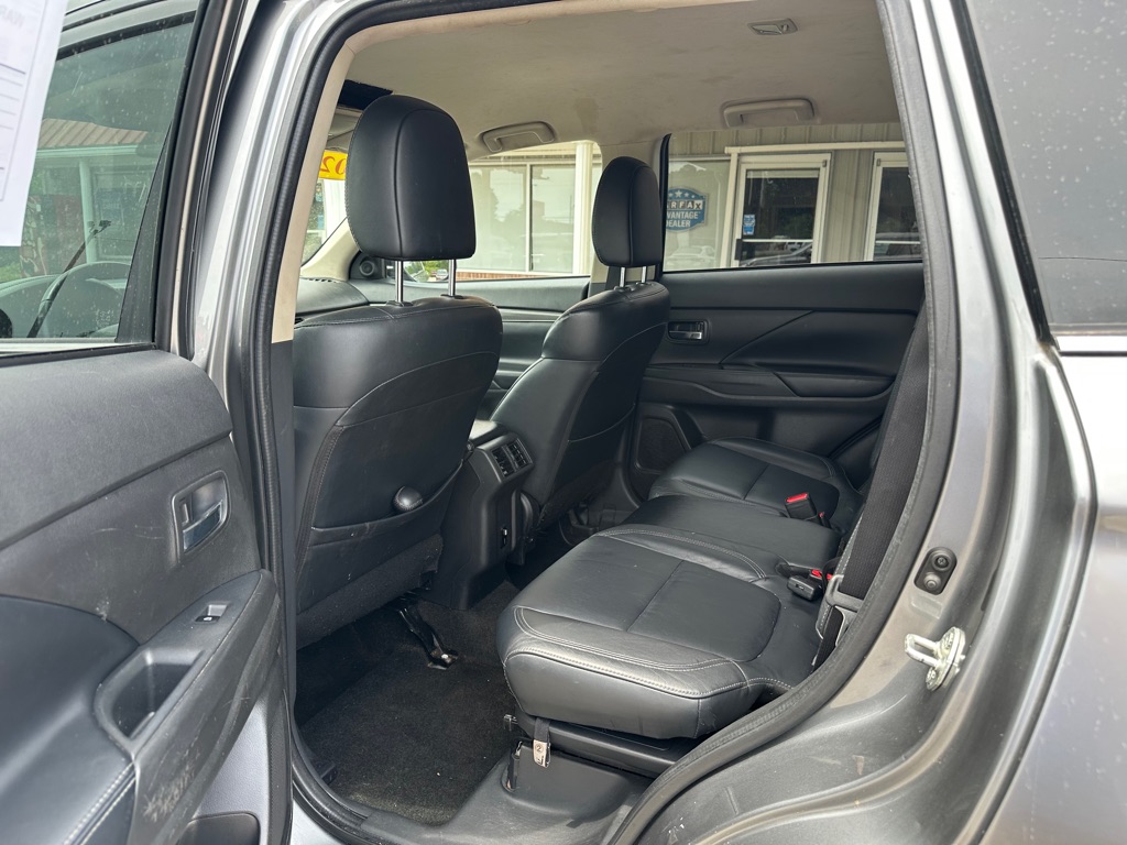 Photo 7 of this MITSUBISHI OUTLANDER