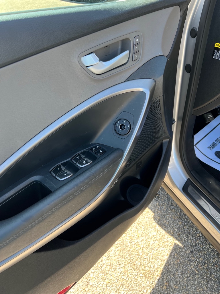 Photo 17 of this HYUNDAI SANTA FE