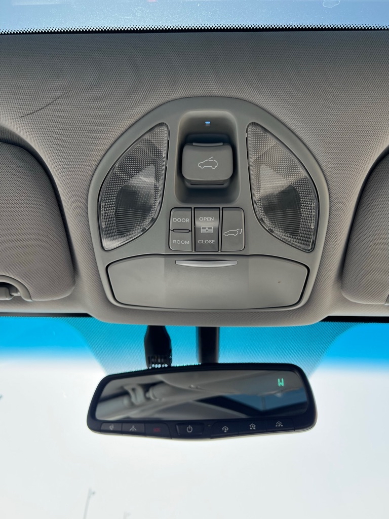 Photo 35 of this HYUNDAI SANTA FE