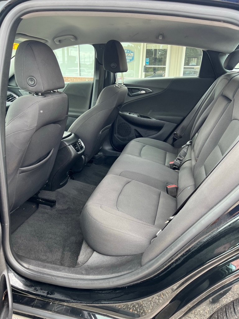 Photo 4 of this CHEVROLET MALIBU