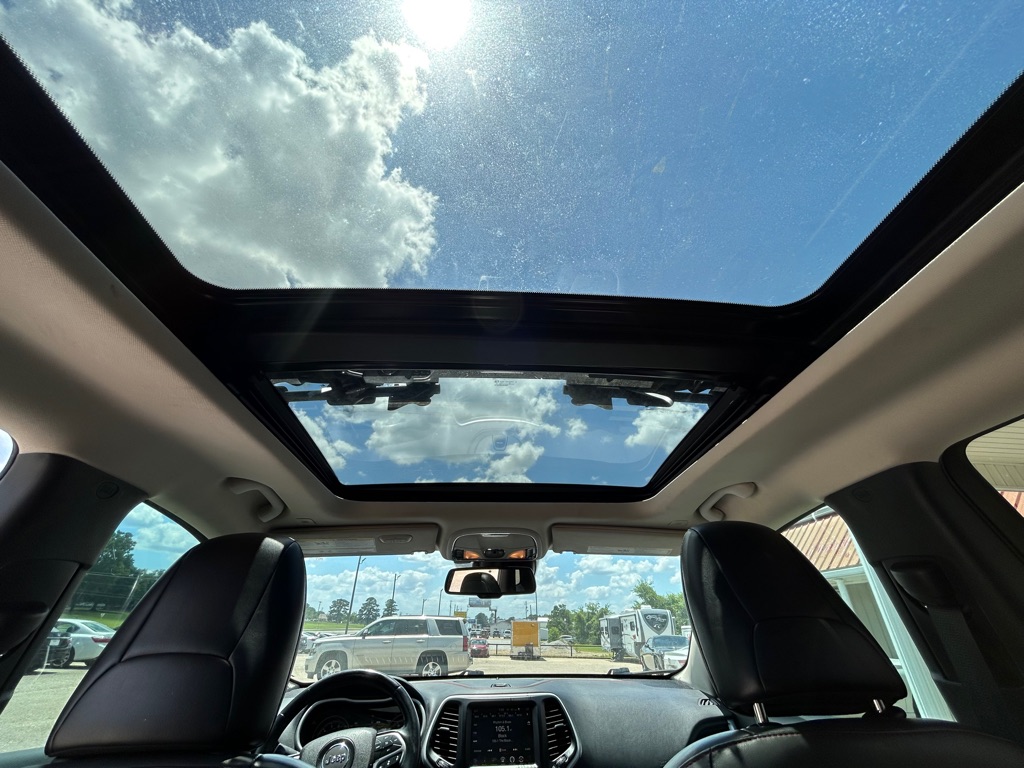 Photo 9 of this JEEP CHEROKEE