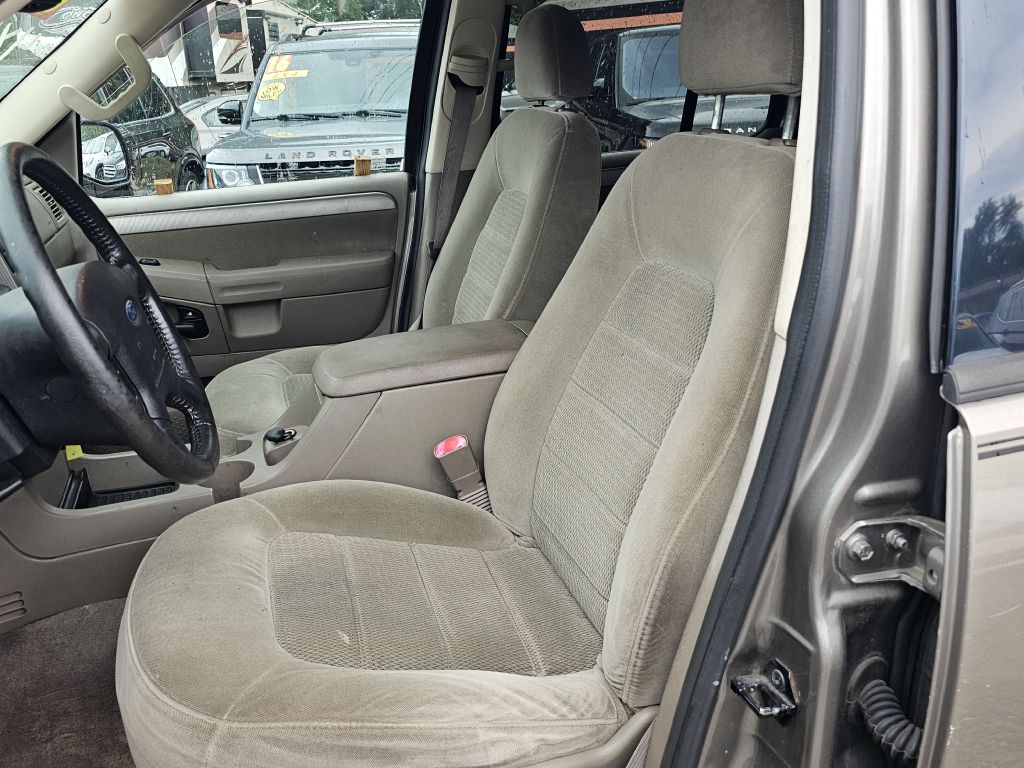 Photo 14 of this FORD EXPLORER
