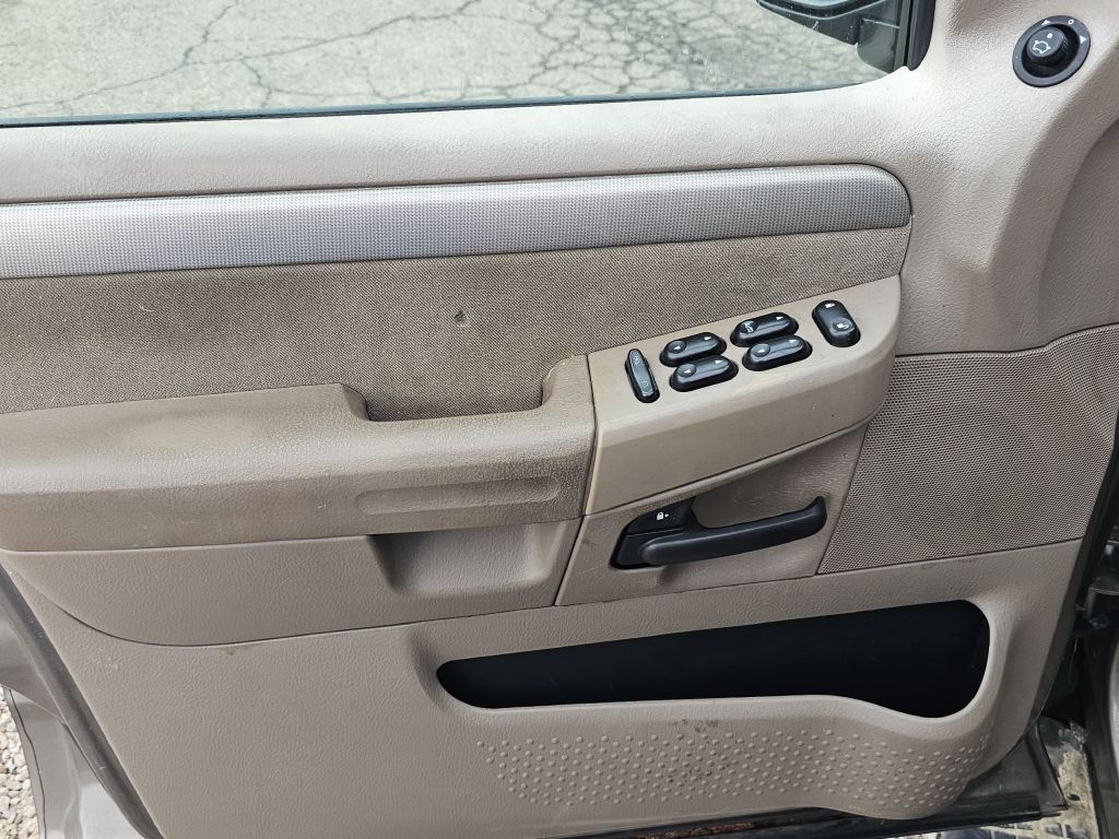 Photo 15 of this FORD EXPLORER