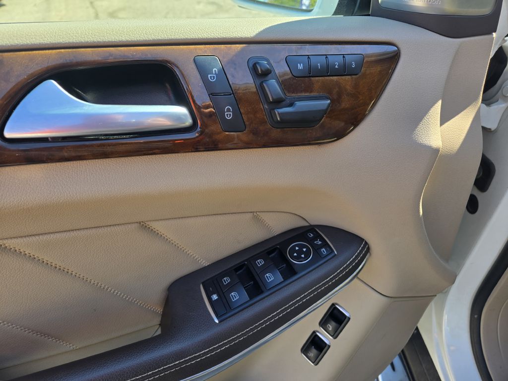 Photo 15 of this MERCEDES-BENZ GL