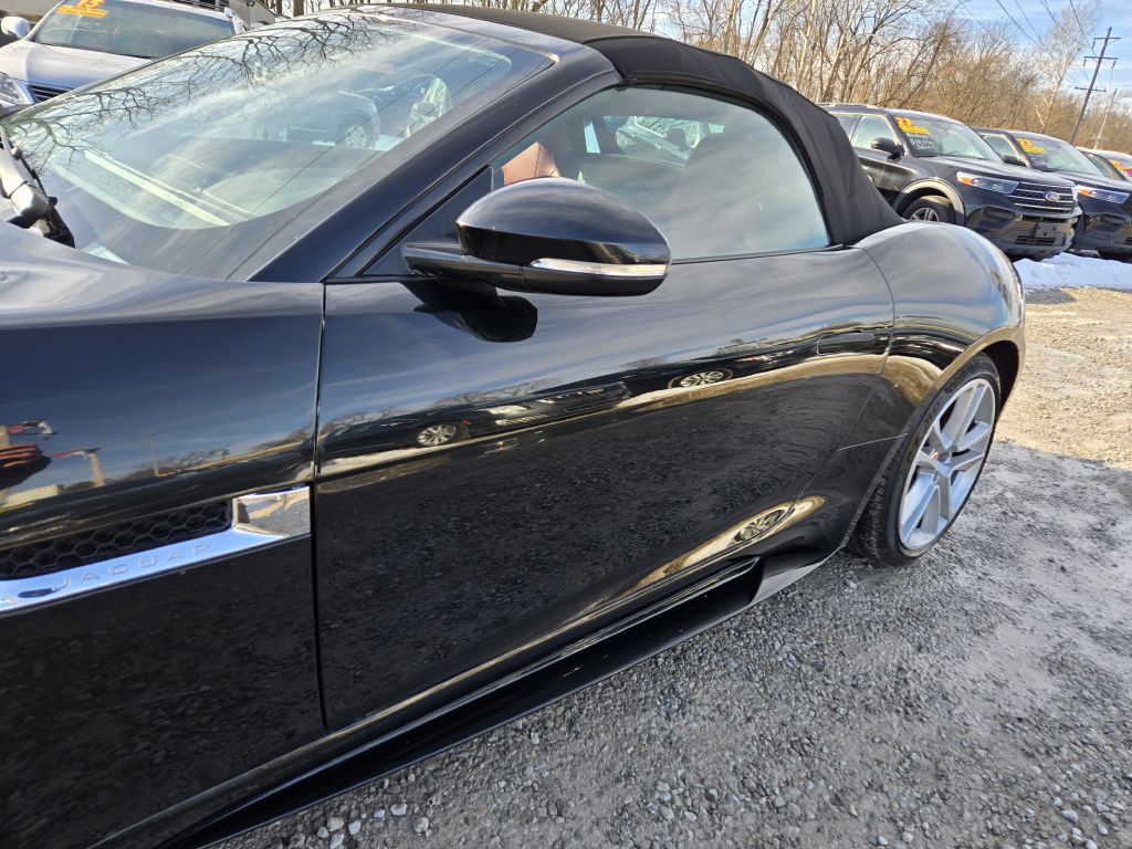 Photo 9 of this JAGUAR F-TYPE