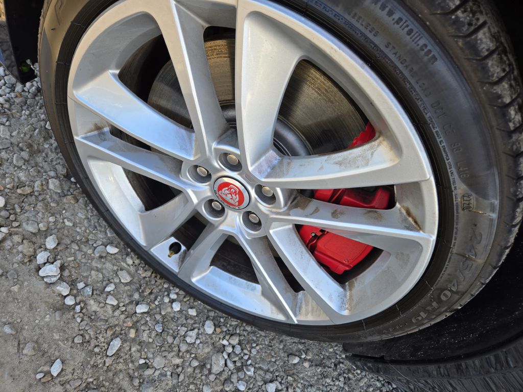 Photo 10 of this JAGUAR F-TYPE