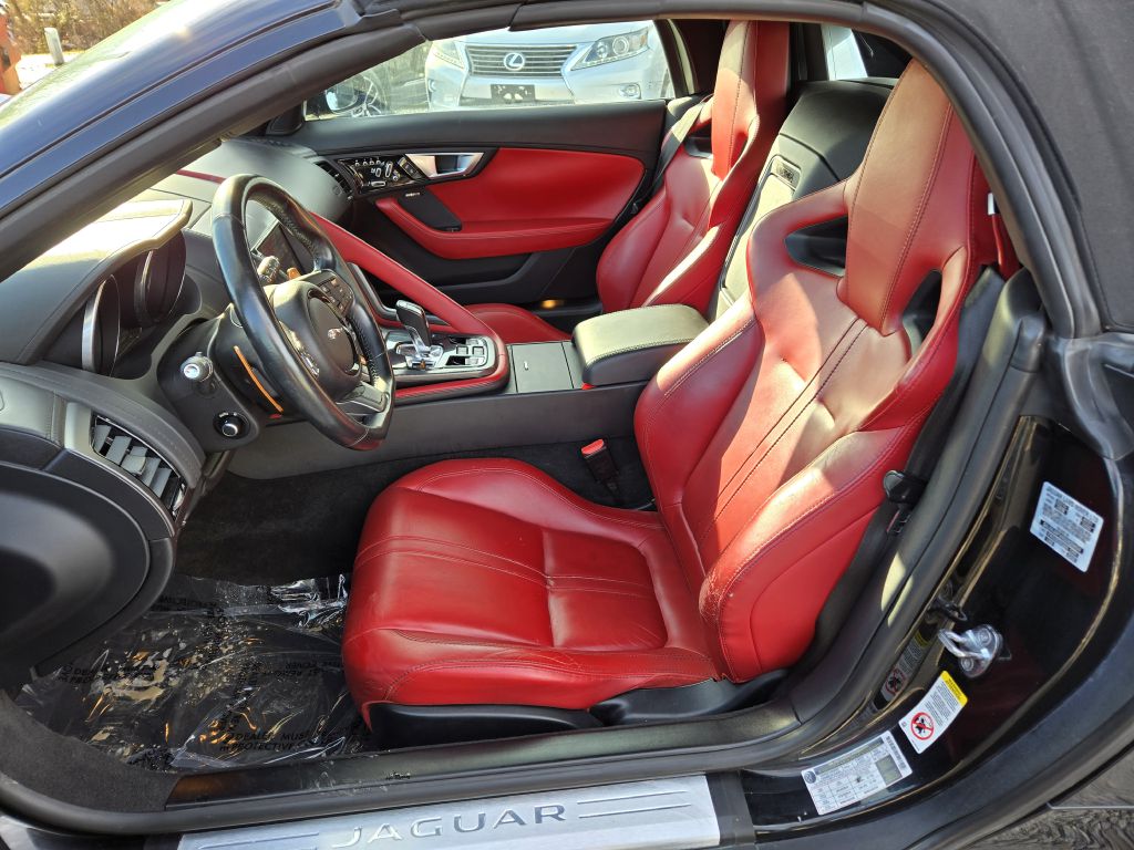 Photo 18 of this JAGUAR F-TYPE