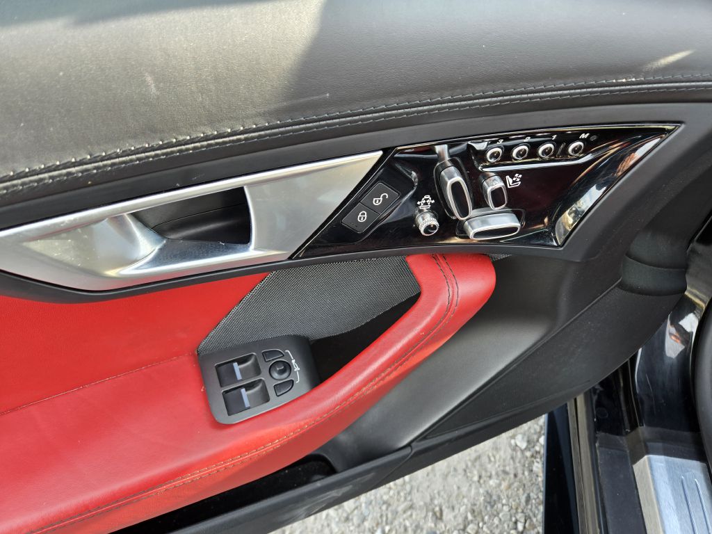 Photo 19 of this JAGUAR F-TYPE
