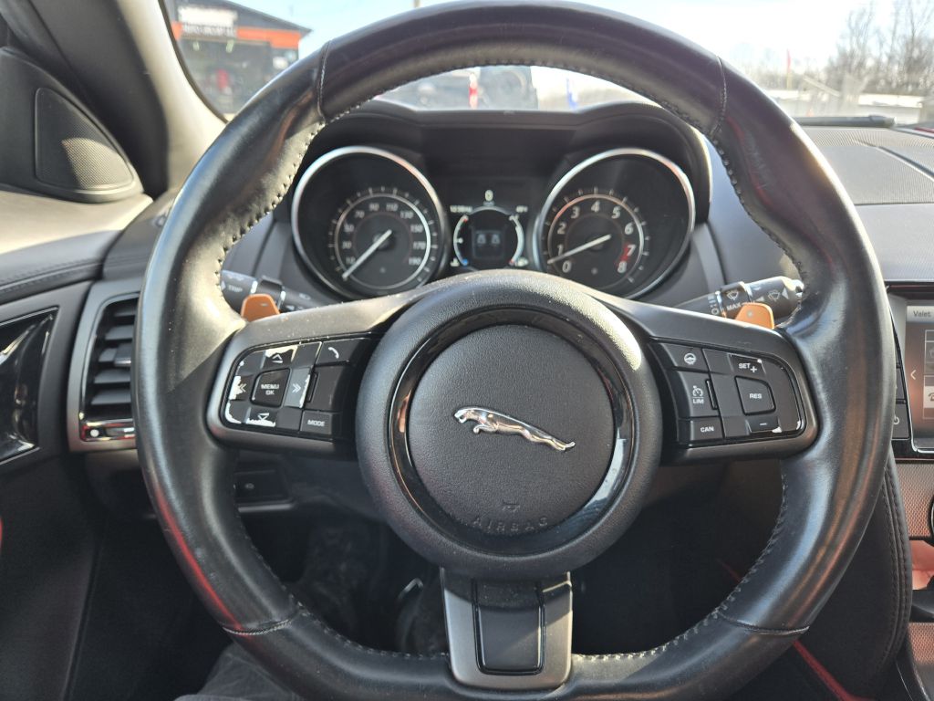 Photo 20 of this JAGUAR F-TYPE