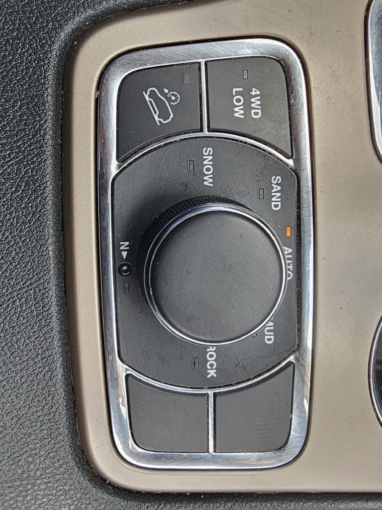 Photo 36 of this JEEP GRAND CHEROKEE