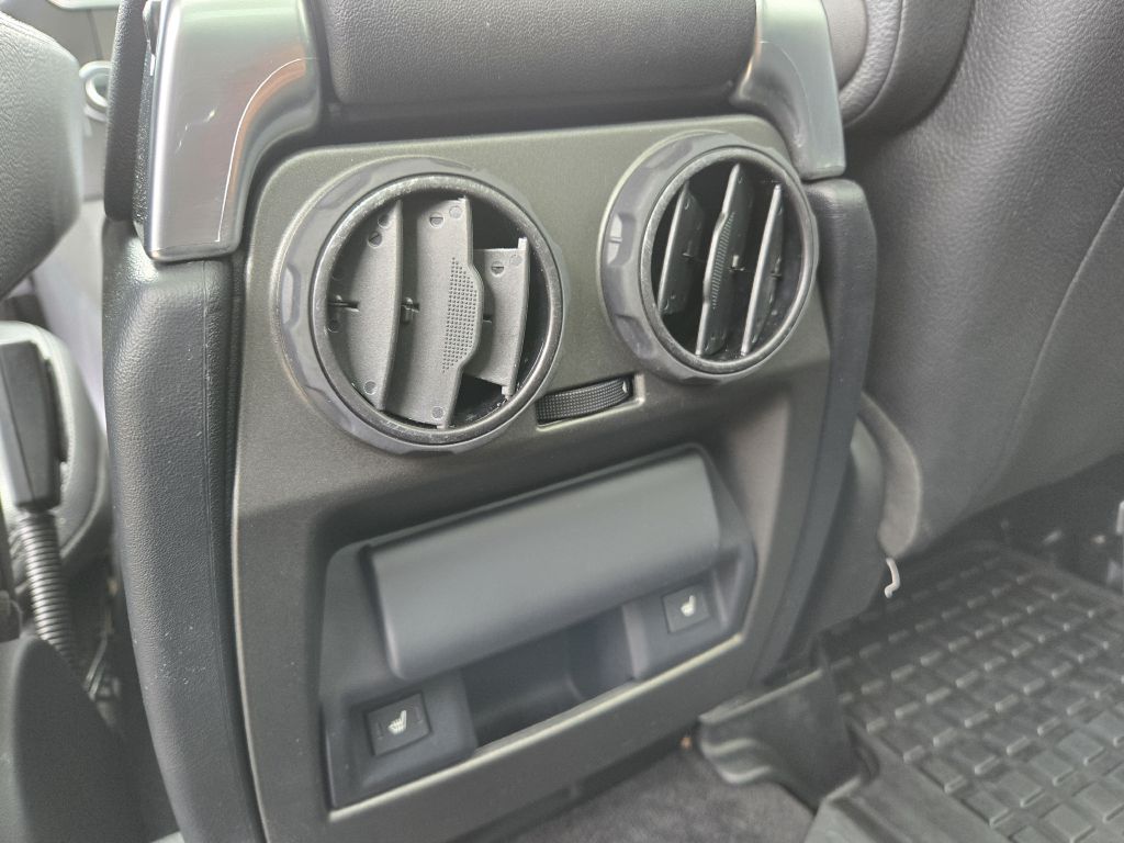 Photo 36 of this LAND ROVER LR4