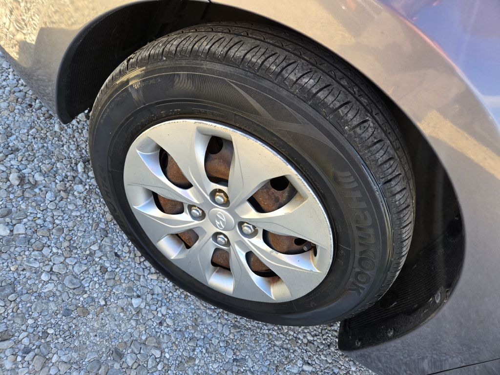 Photo 10 of this HYUNDAI ACCENT