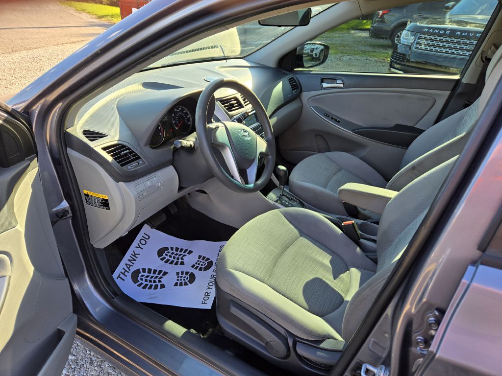 Photo 11 of this HYUNDAI ACCENT