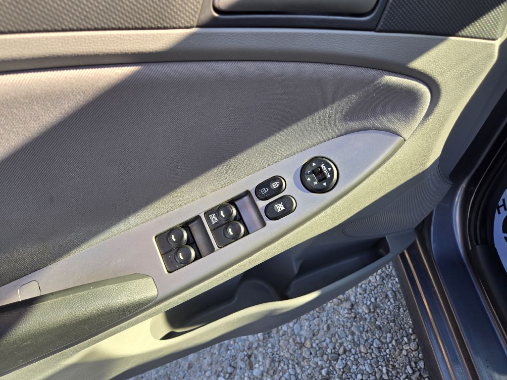 Photo 13 of this HYUNDAI ACCENT