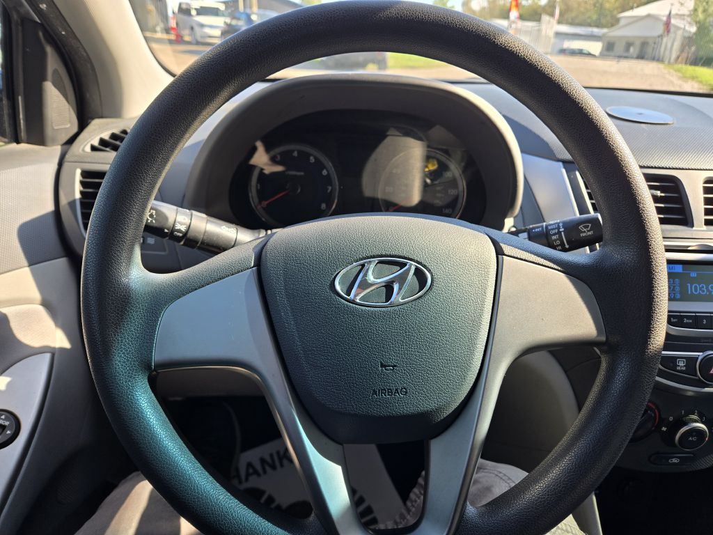 Photo 14 of this HYUNDAI ACCENT