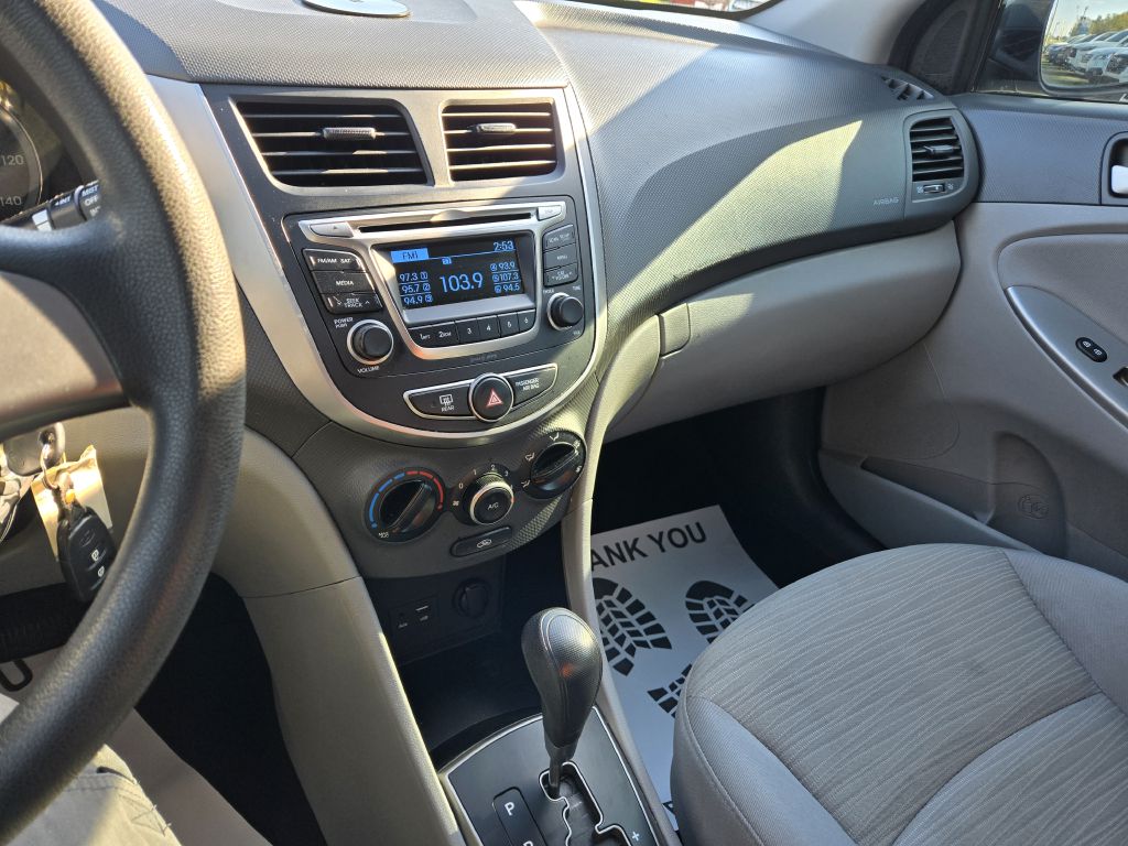 Photo 15 of this HYUNDAI ACCENT