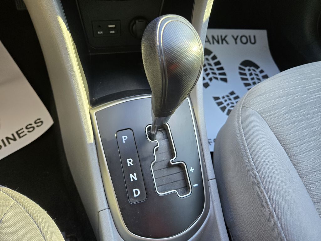 Photo 17 of this HYUNDAI ACCENT