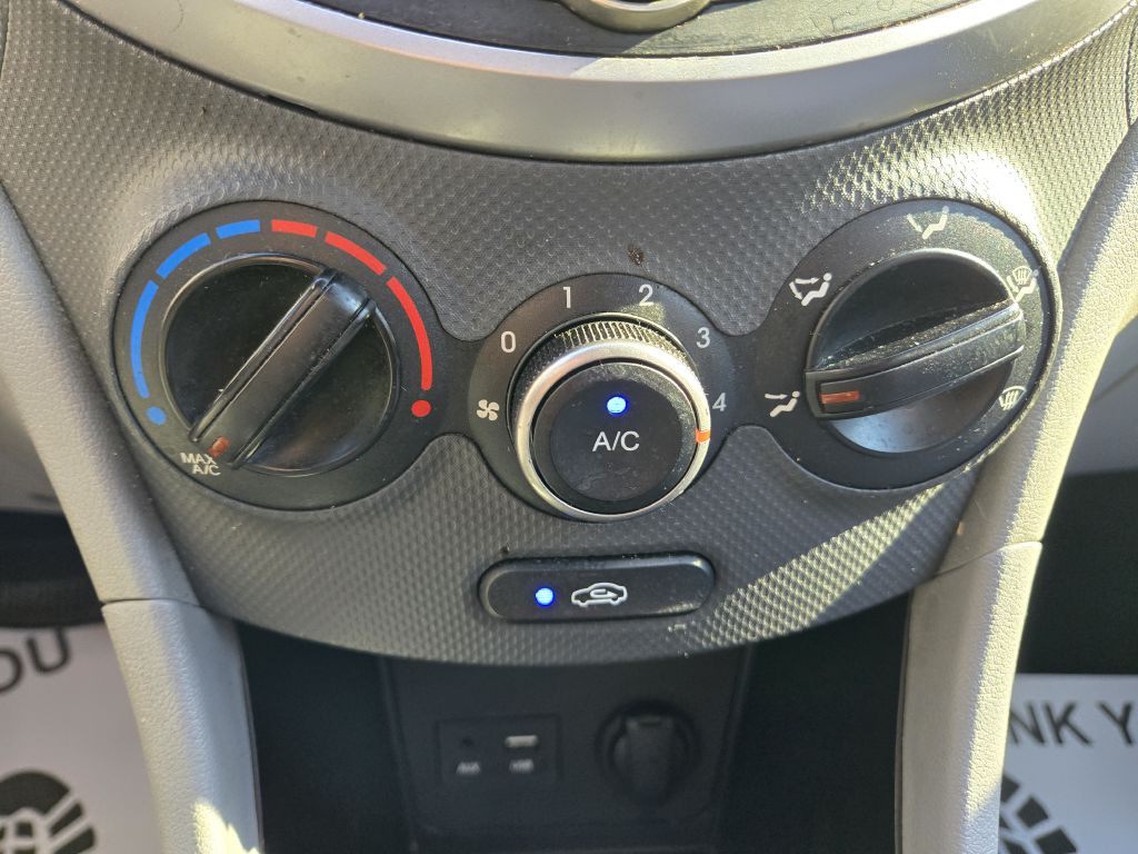 Photo 18 of this HYUNDAI ACCENT