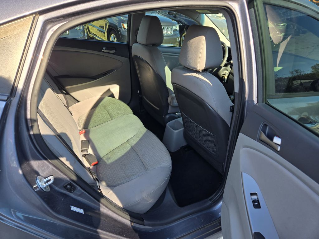 Photo 21 of this HYUNDAI ACCENT