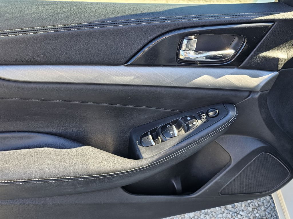 Photo 20 of this NISSAN MAXIMA