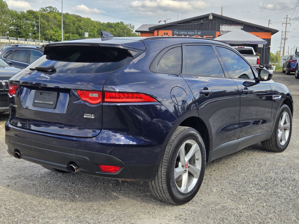 Photo 5 of this JAGUAR F-PACE