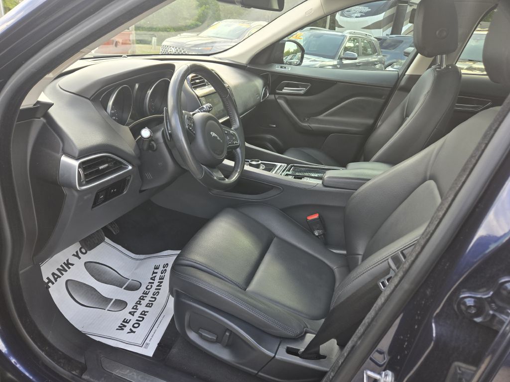 Photo 14 of this JAGUAR F-PACE