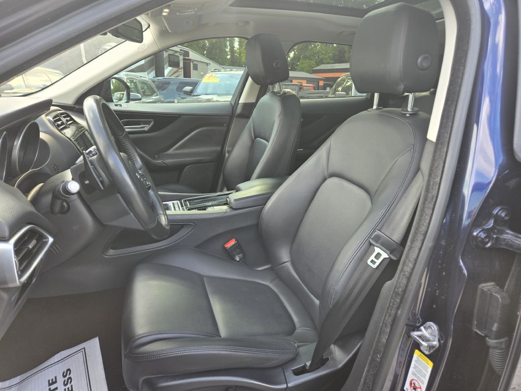Photo 15 of this JAGUAR F-PACE