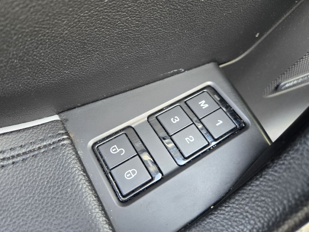 Photo 17 of this JAGUAR F-PACE