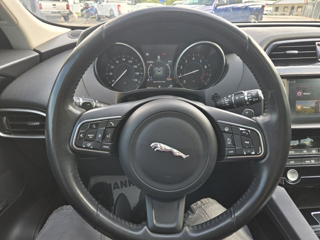 Photo 19 of this JAGUAR F-PACE