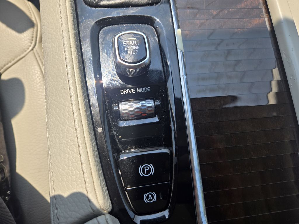 Photo 22 of this VOLVO XC90