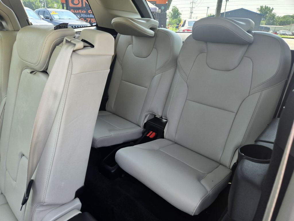 Photo 33 of this VOLVO XC90