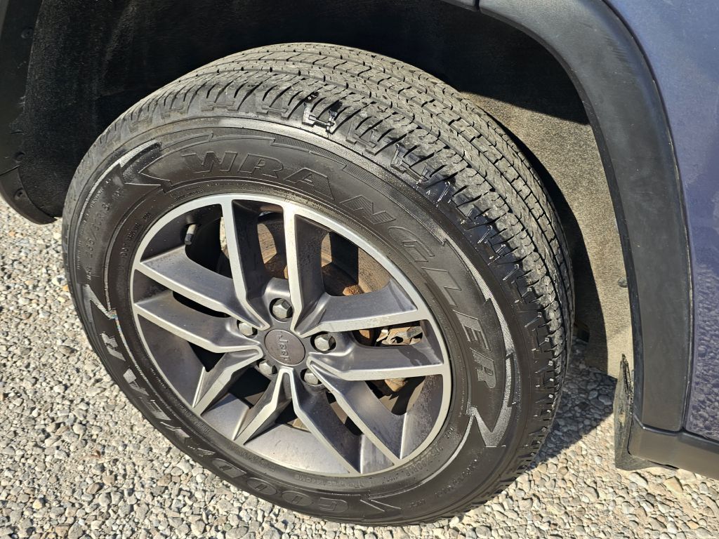 Photo 8 of this JEEP GRAND CHEROKEE