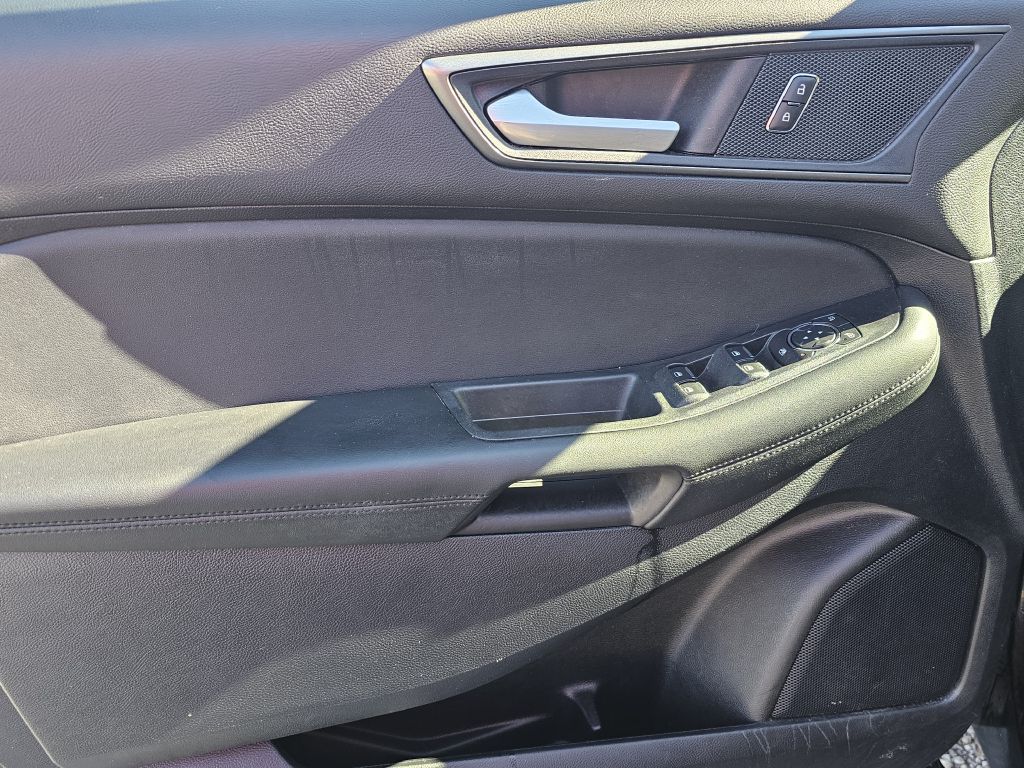 Photo 19 of this FORD EDGE