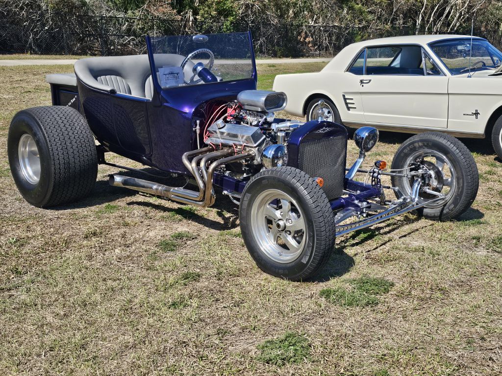 Photo 2 of this FORD T-Bucket Roadst