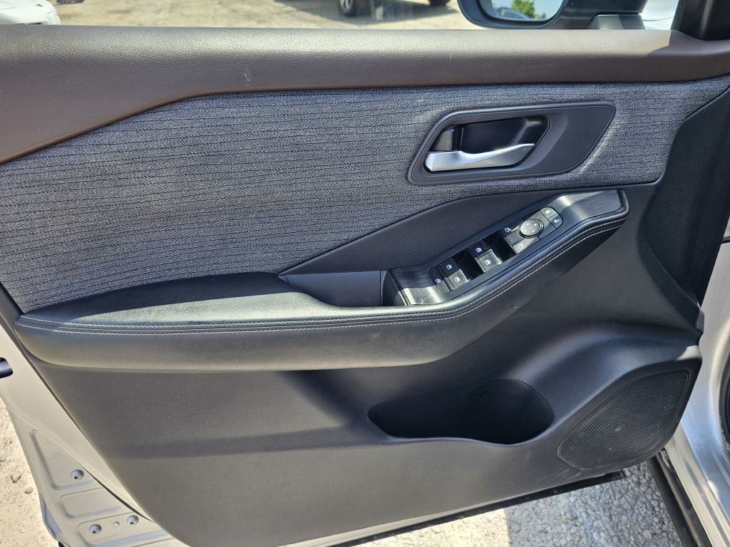 Photo 15 of this NISSAN ROGUE
