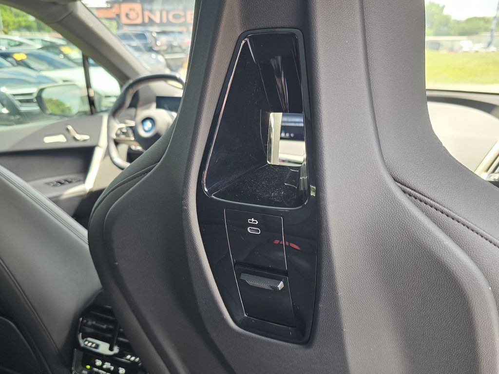 Photo 31 of this BMW IX