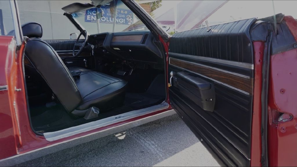 Photo 25 of this PONTIAC CATALINA