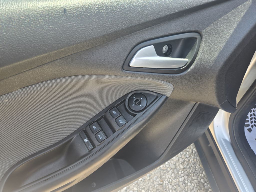Photo 14 of this FORD FOCUS