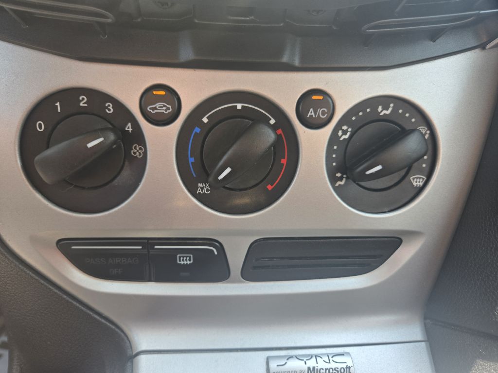 Photo 21 of this FORD FOCUS