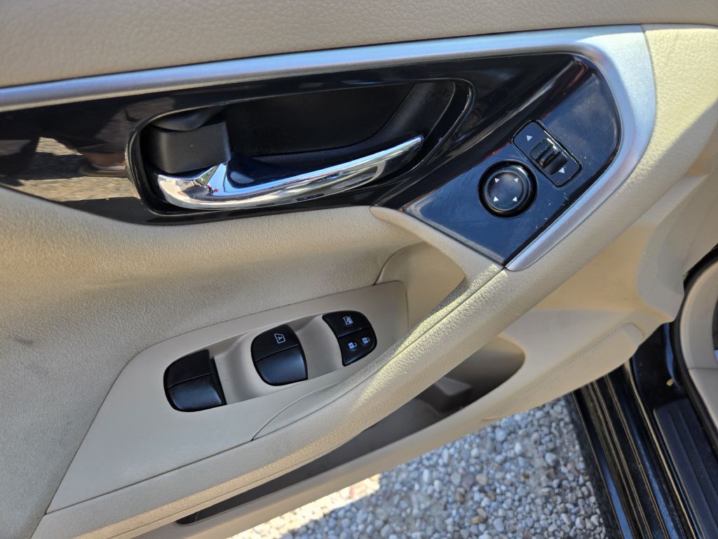 Photo 14 of this NISSAN ALTIMA