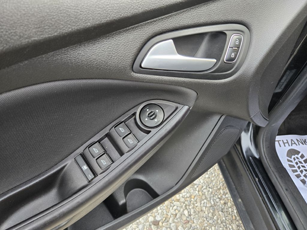Photo 14 of this FORD FOCUS