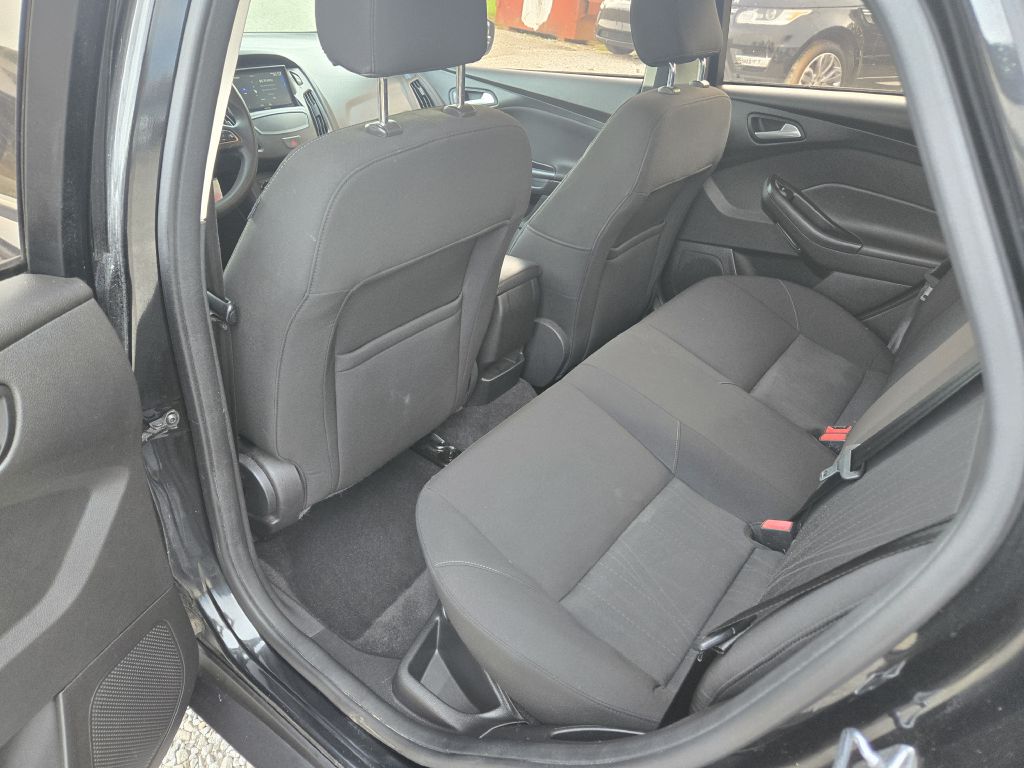 Photo 25 of this FORD FOCUS
