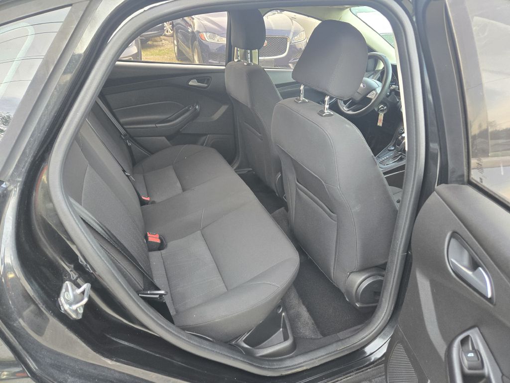 Photo 26 of this FORD FOCUS
