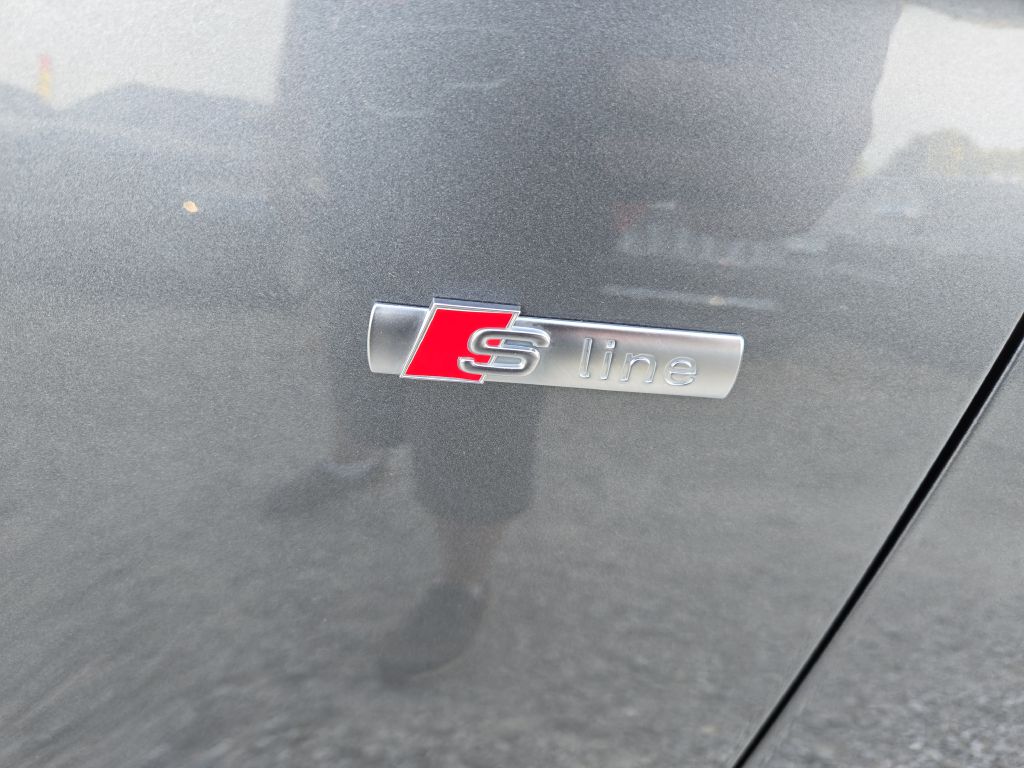 Photo 10 of this AUDI A4