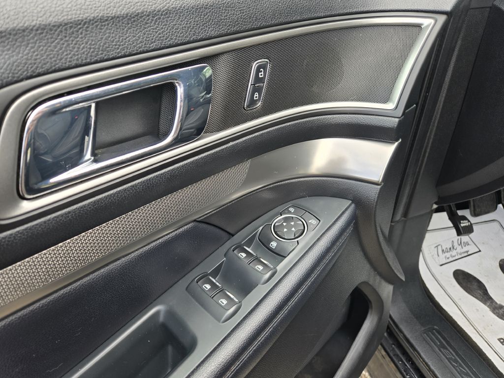 Photo 15 of this FORD EXPLORER